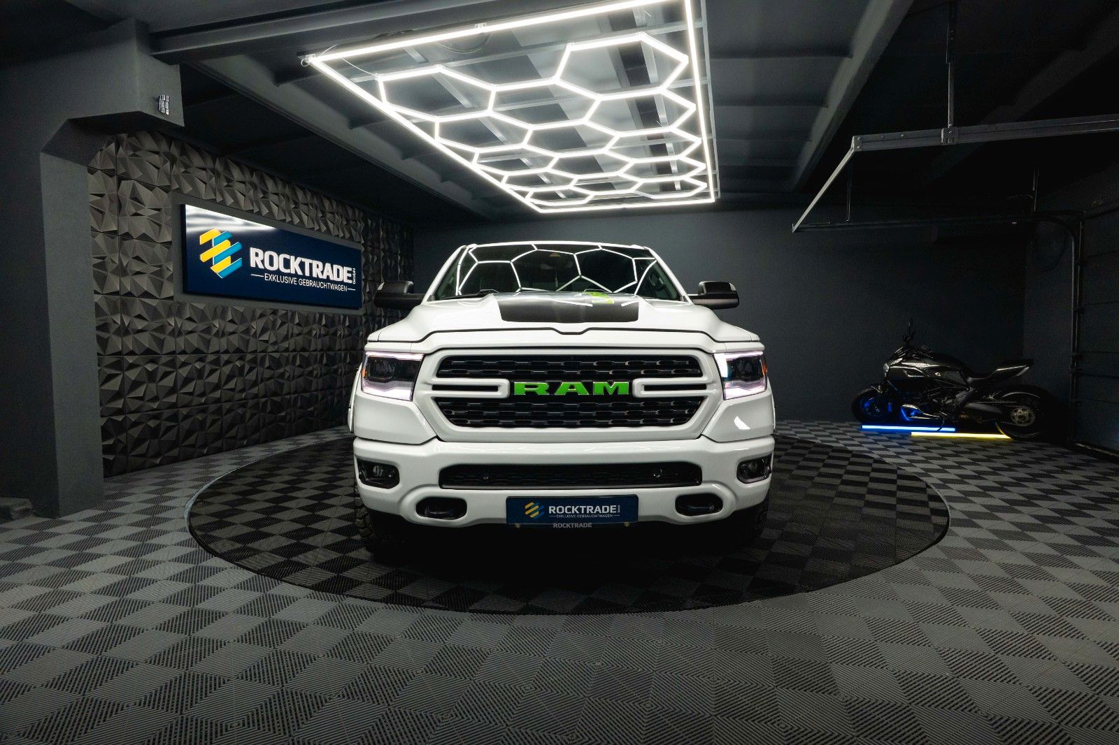 Fahrzeugabbildung Dodge RAM 5.7 V8 HEMI 4x4 OFFROAD Night-Paket LONGBED