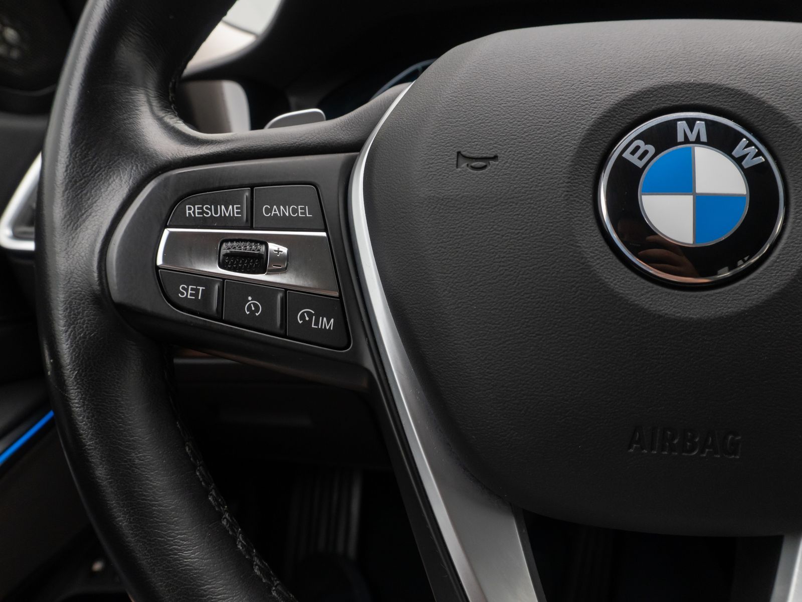 Fahrzeugabbildung BMW 330e  Sport Line Kamera DAB Laser HUD H/K Alarm