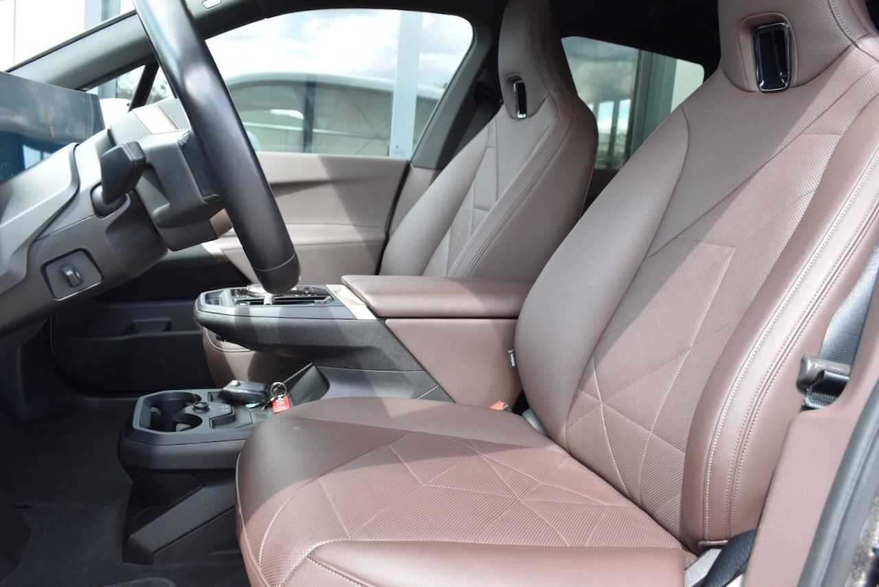 BMW iX xDRIVE40 SPORT SKYLOUNGE PRO-DRIVE H&K 1.HAND foto 2