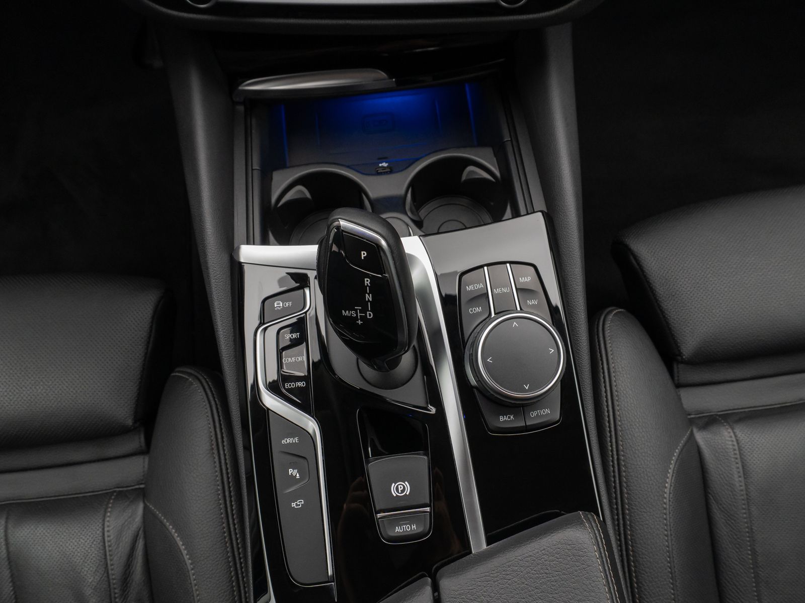 Fahrzeugabbildung BMW 530e iP Sport Line 360°HUD HiFi SoftCl Komfort