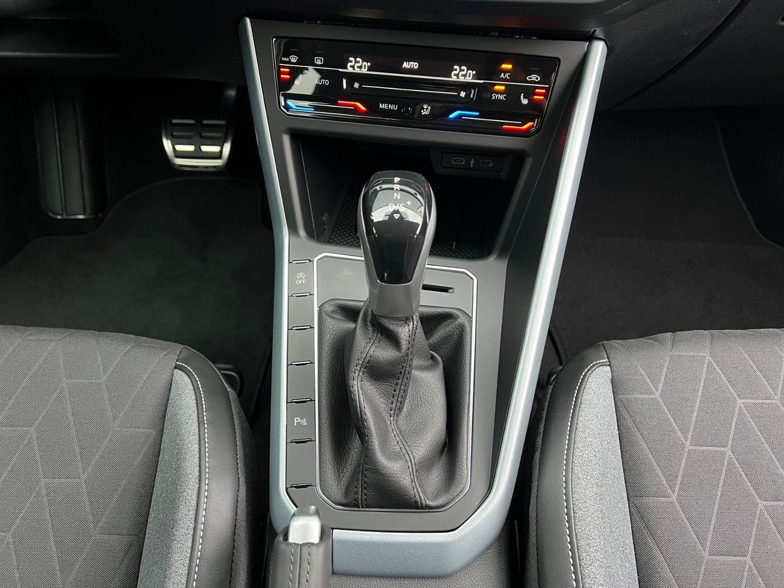 Fahrzeugabbildung Volkswagen Taigo  ENERGY 1.0 TSI DSG *AHK, Ganzjahresreifen