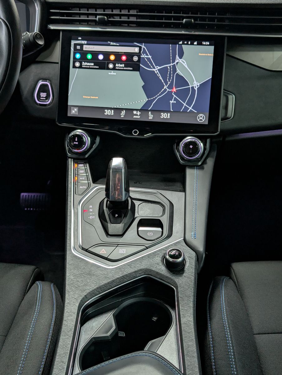 Fahrzeugabbildung Lynk&Co 01 1.5 T HEV ACC PANO APP LED KAM MEMO SHZ 24TKM