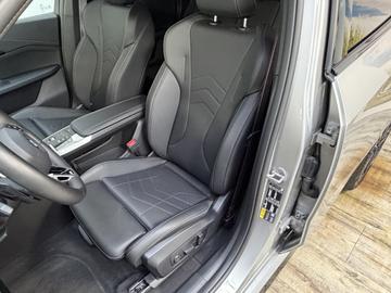 2026 BMW IX1 缩略图 12