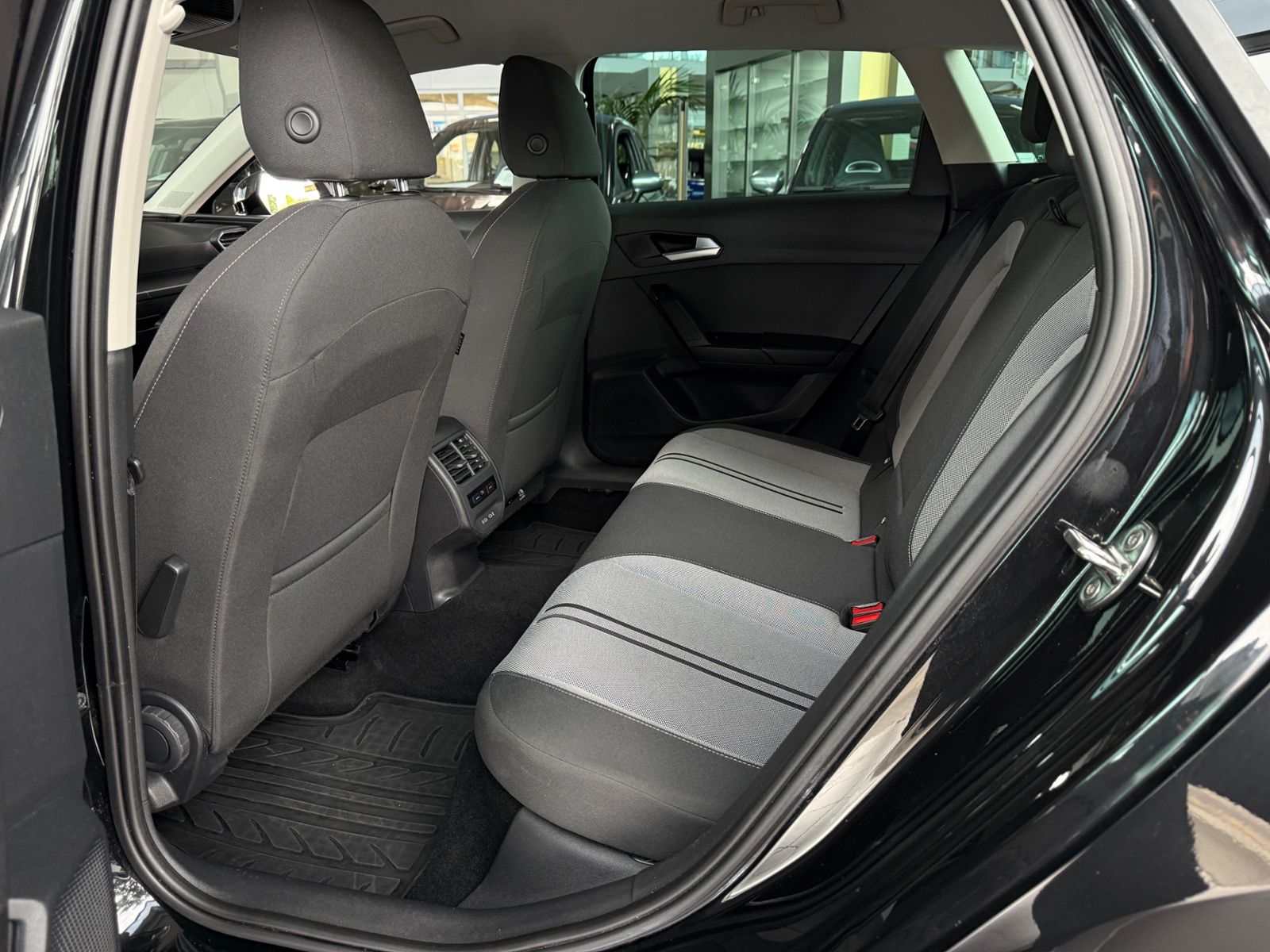 Fahrzeugabbildung SEAT Leon Sportstourer Style LED NAVI ALU