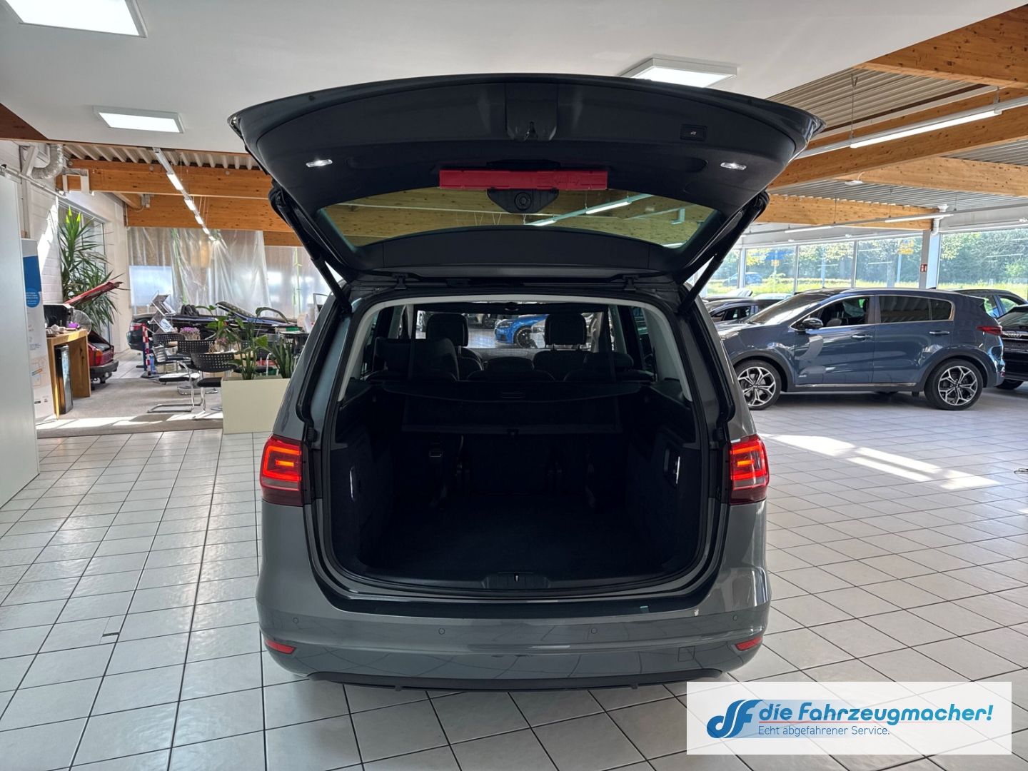 Fahrzeugabbildung Volkswagen Sharan Highline BMT Start-Stopp Sportpaket Stand
