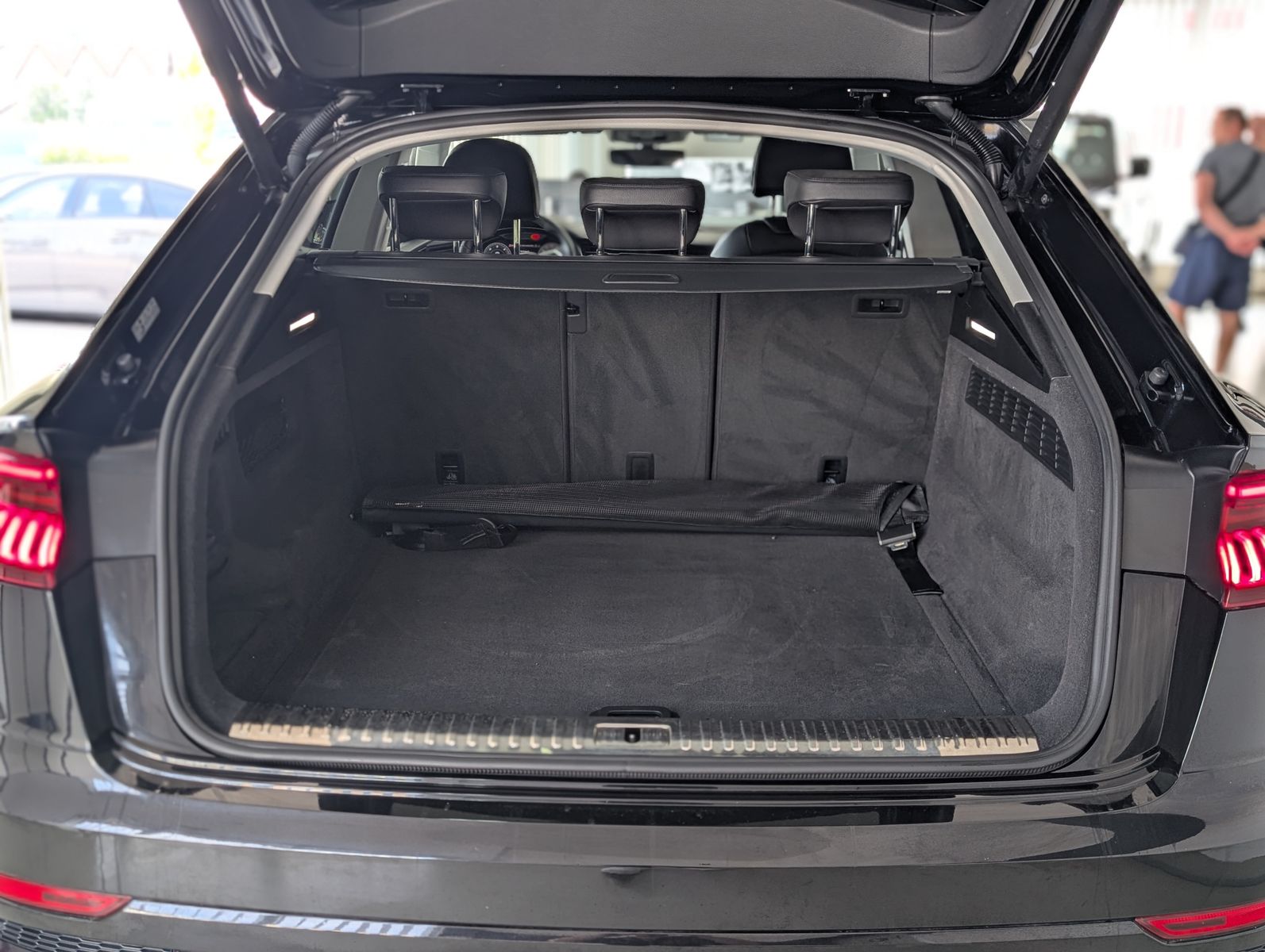 Fahrzeugabbildung Audi Q8 45 TDI Quattro S-line HD-MATRIX AHK LUFT 21"