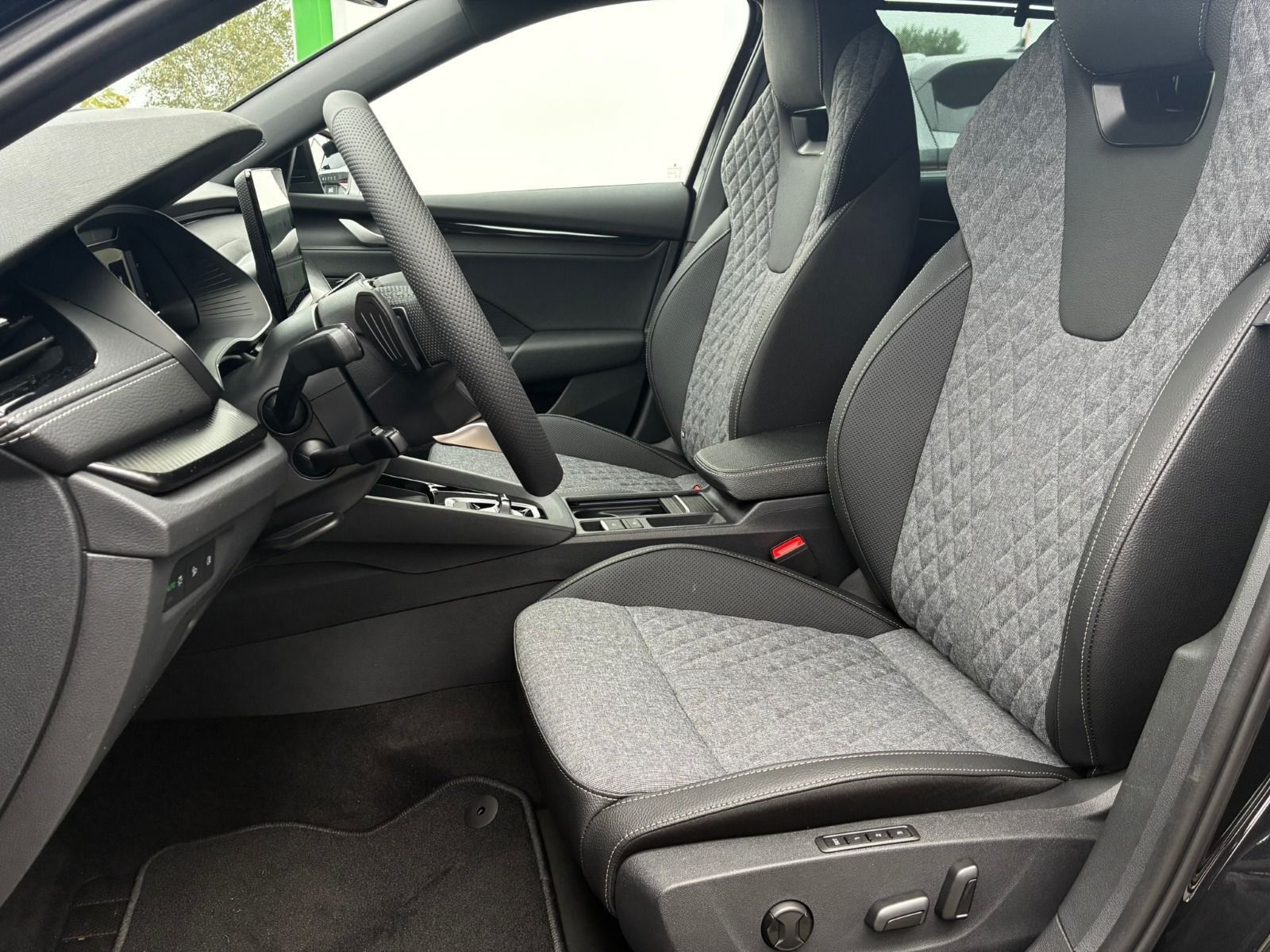 Fahrzeugabbildung SKODA Octavia Combi  1.5 TSI Sportline DSG*AHK*360°Cam
