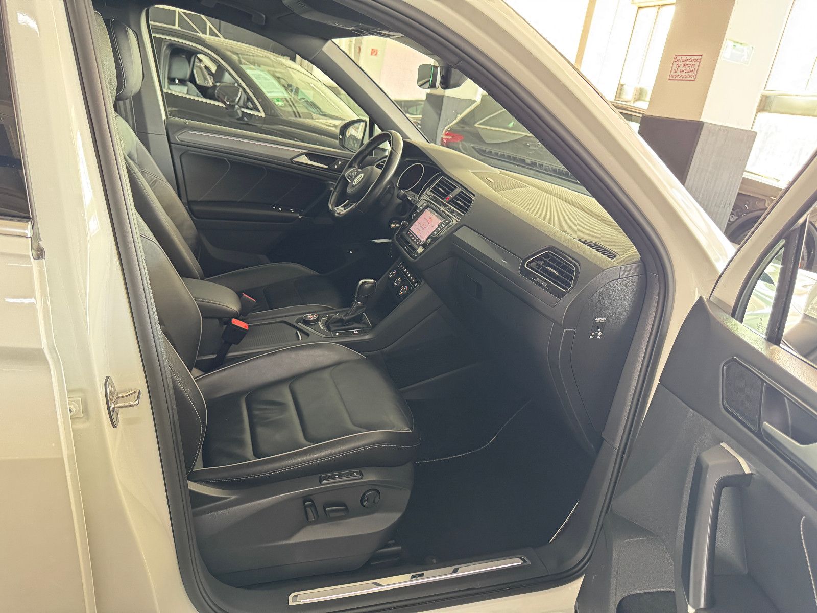 Fahrzeugabbildung Volkswagen Tiguan DSG 4MO 3X R-LINE PANO MEMORY BLACK STYLE
