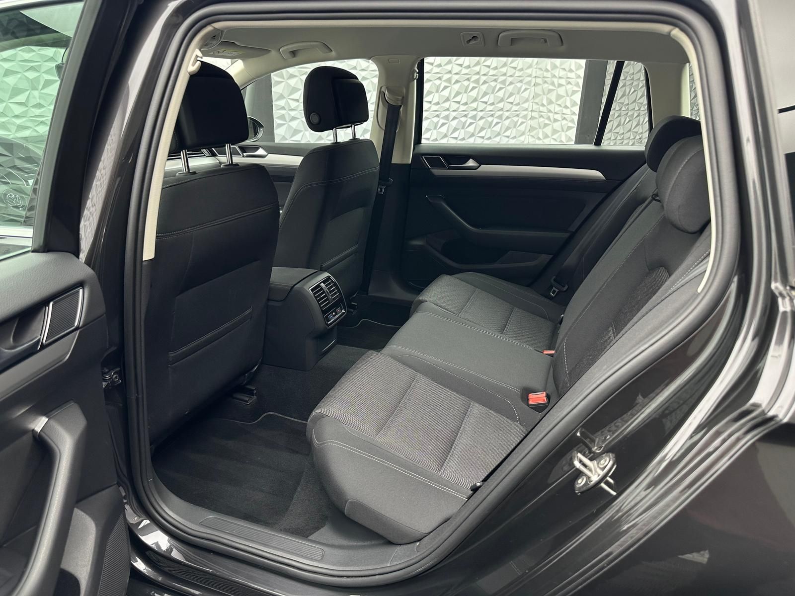 Fahrzeugabbildung Volkswagen PASSAT 2.0 TDI DSG/ACC/MASSAGE/DCC/LED/NAV/RCAM