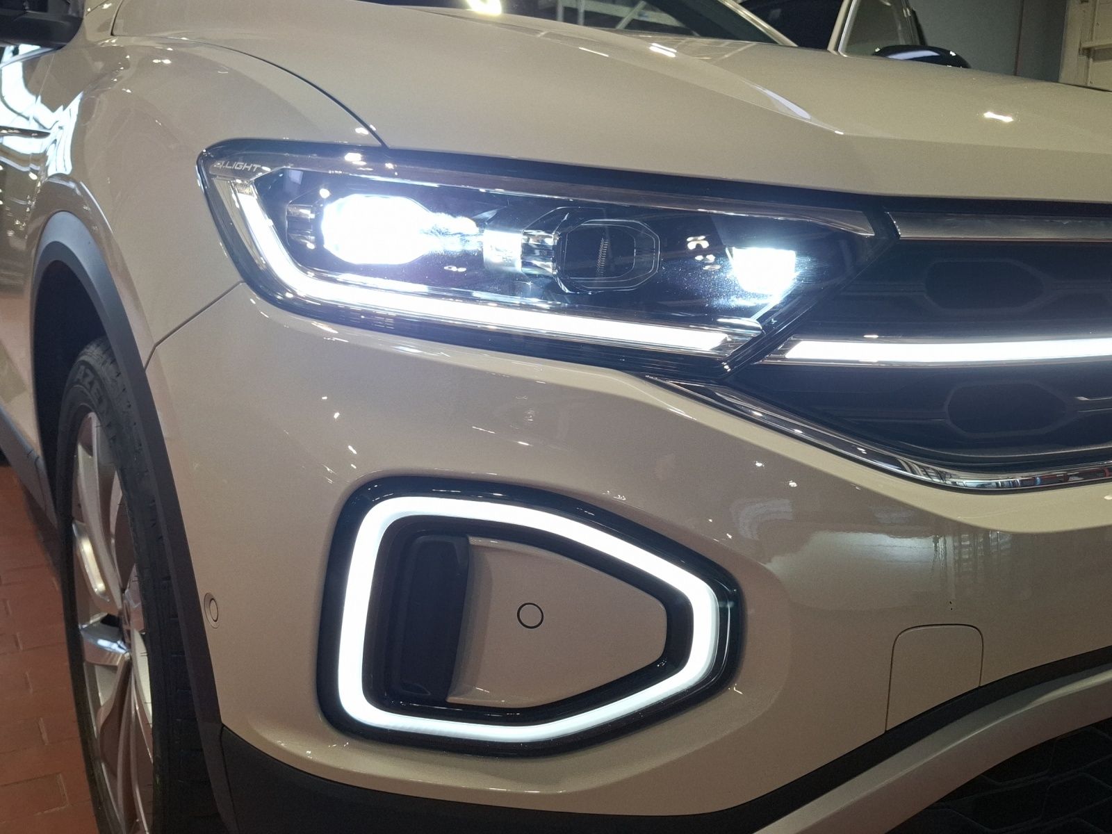 Fahrzeugabbildung Volkswagen T-Roc TSI Move Matrix ACC PDC Climatronic AID SH