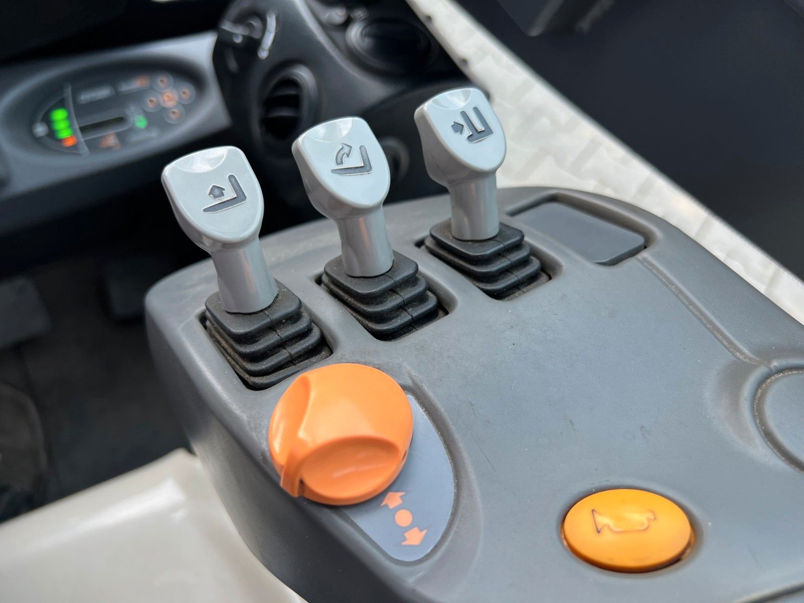 Fahrzeugabbildung Crown SCT6020-1.3 / Triplex 4,3m / 1.227h / 2017