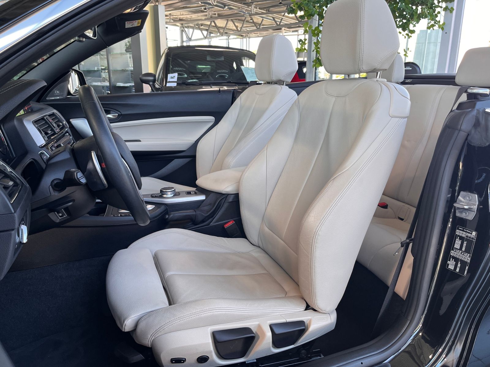 Fahrzeugabbildung BMW 220i Cabrio Sport Line H/K LEDER LED NAV SHZ 18"