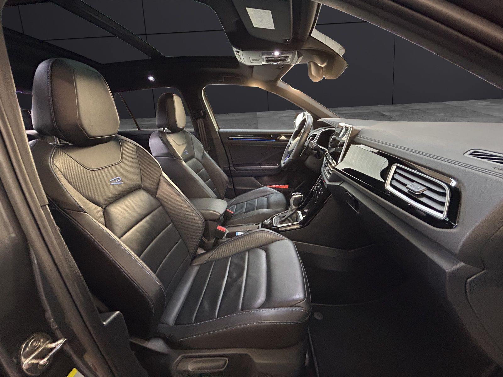 Fahrzeugabbildung Volkswagen T-Roc R 4M DSG  IQ.Light ACC AHK PANO SHZ RearVi
