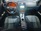 Toyota Avensis Executive PDC NAVI - Toyota Avensis Executive mit Benzin-Antrieb