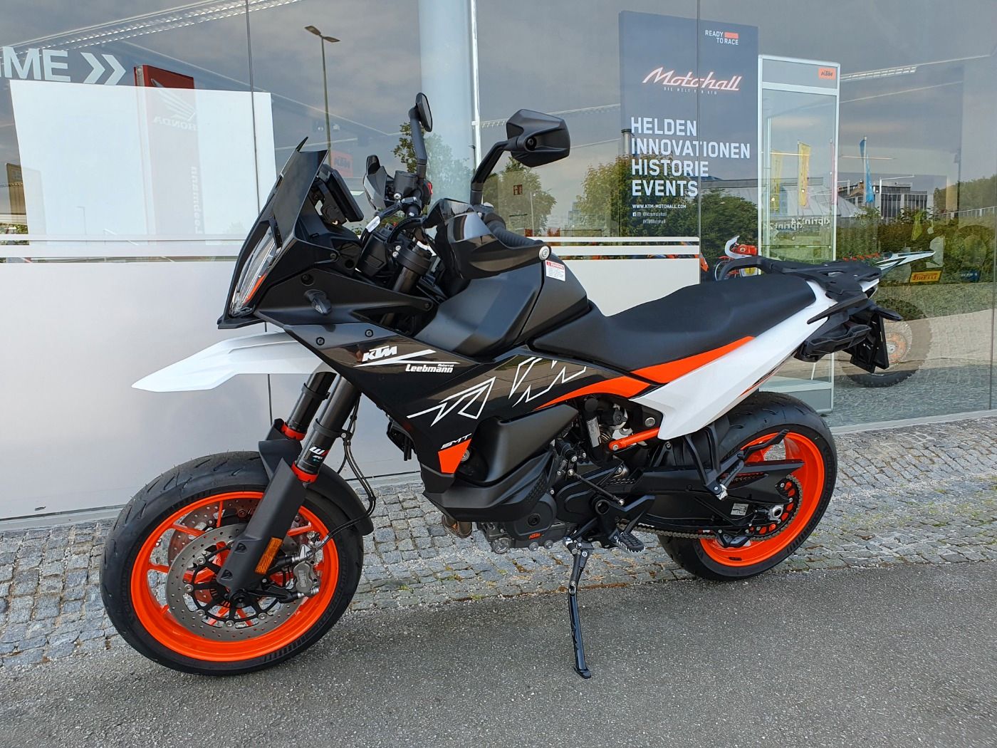 Fahrzeugabbildung KTM 890 SMT Modell 2023 mit Techpack