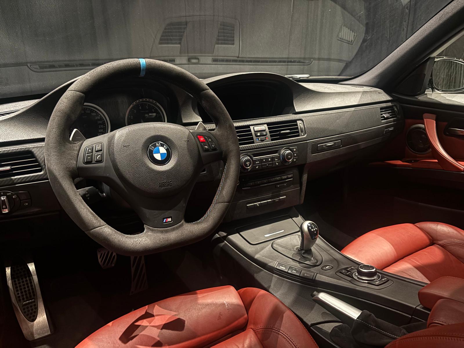 BMW M3 COMPETITION E90 4.0 V8 420ch DKG - ÉCHAPPEMENT M PERFORMANCE - CUIR NOVILLO ROUGE - AUDIO BMW INDIVIDUAL - SUSPENSION EDC - TOIT OUVRANT