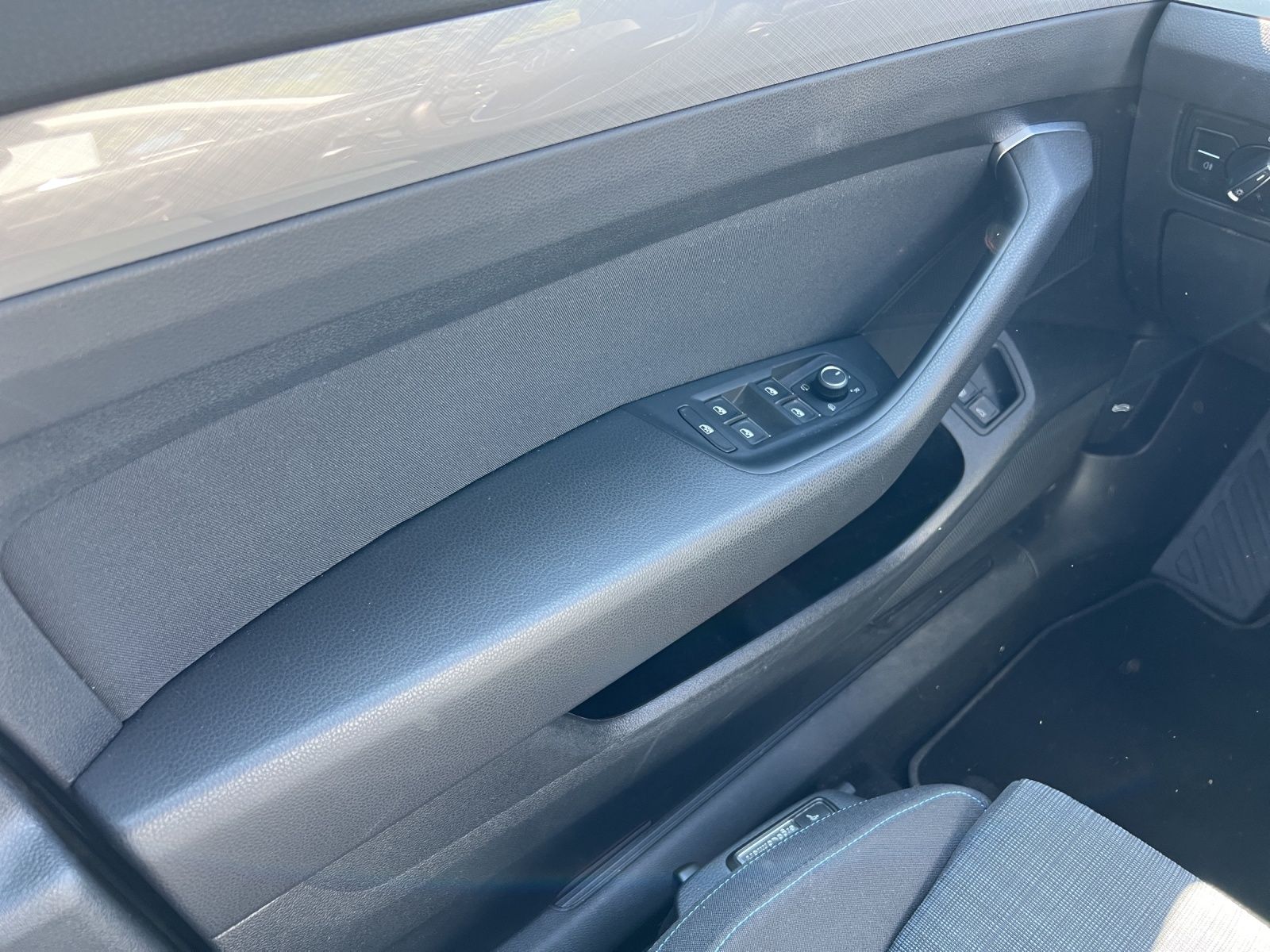 Fahrzeugabbildung Volkswagen Passat Variant GTE LED Navi ACC RFK SH LM