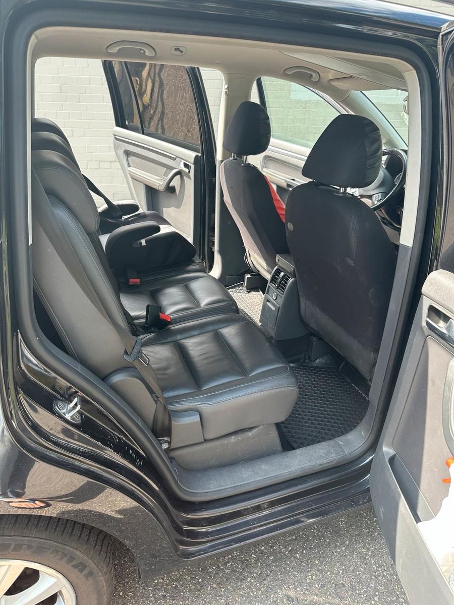 Volkswagen Touran 2011 — photo 9