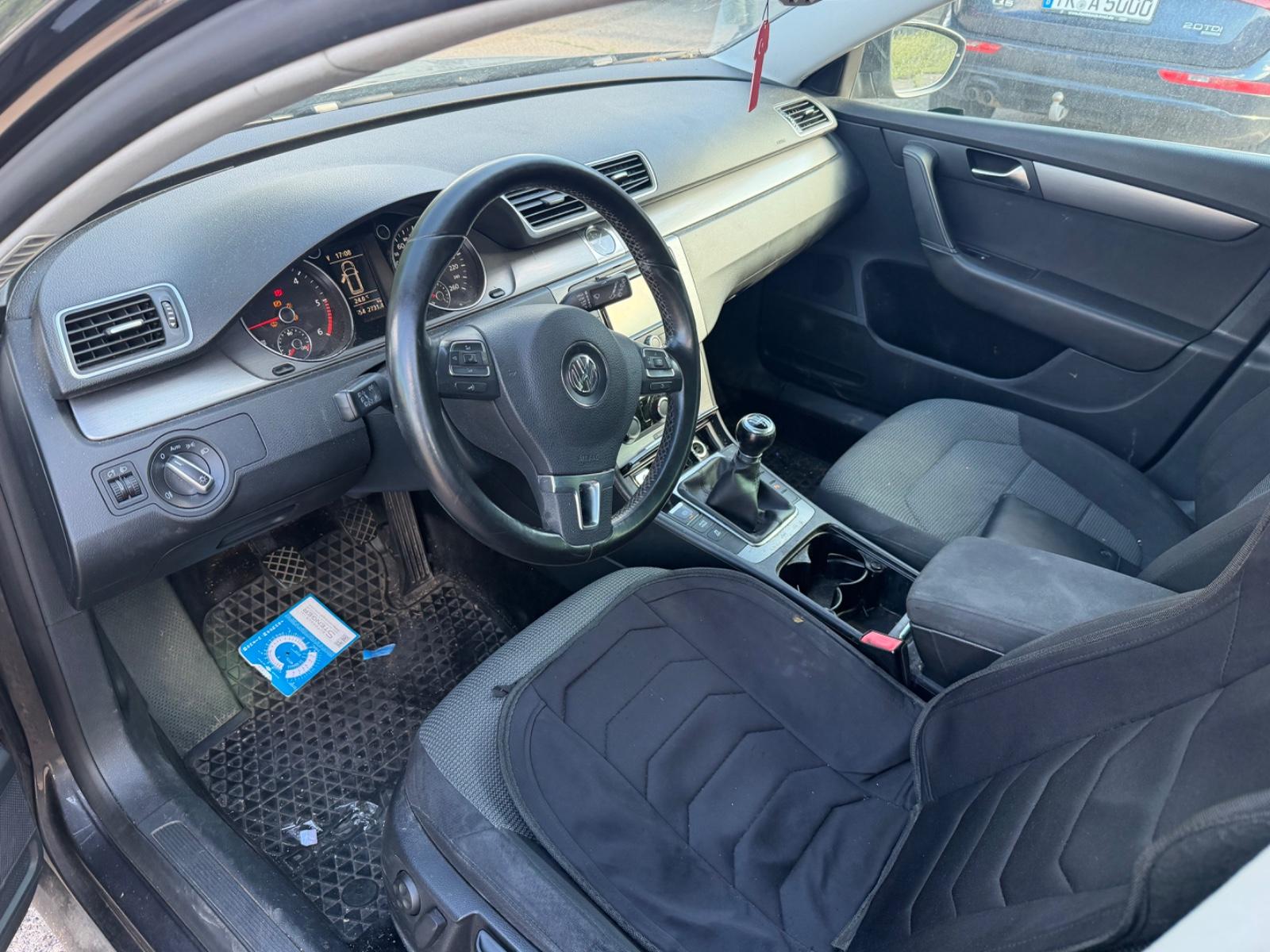Volkswagen Passat 2011 — interior