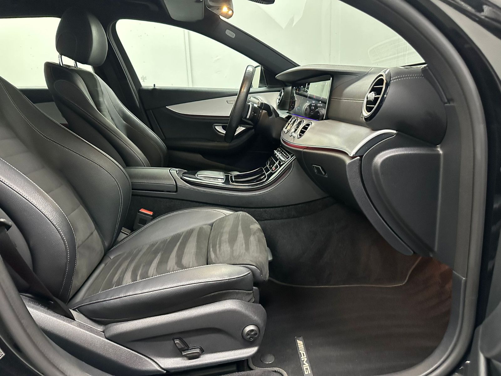 Fahrzeugabbildung Mercedes-Benz E 300 d 4MATIC T Autom * AMG-LINE*NAVI*AMBIL*