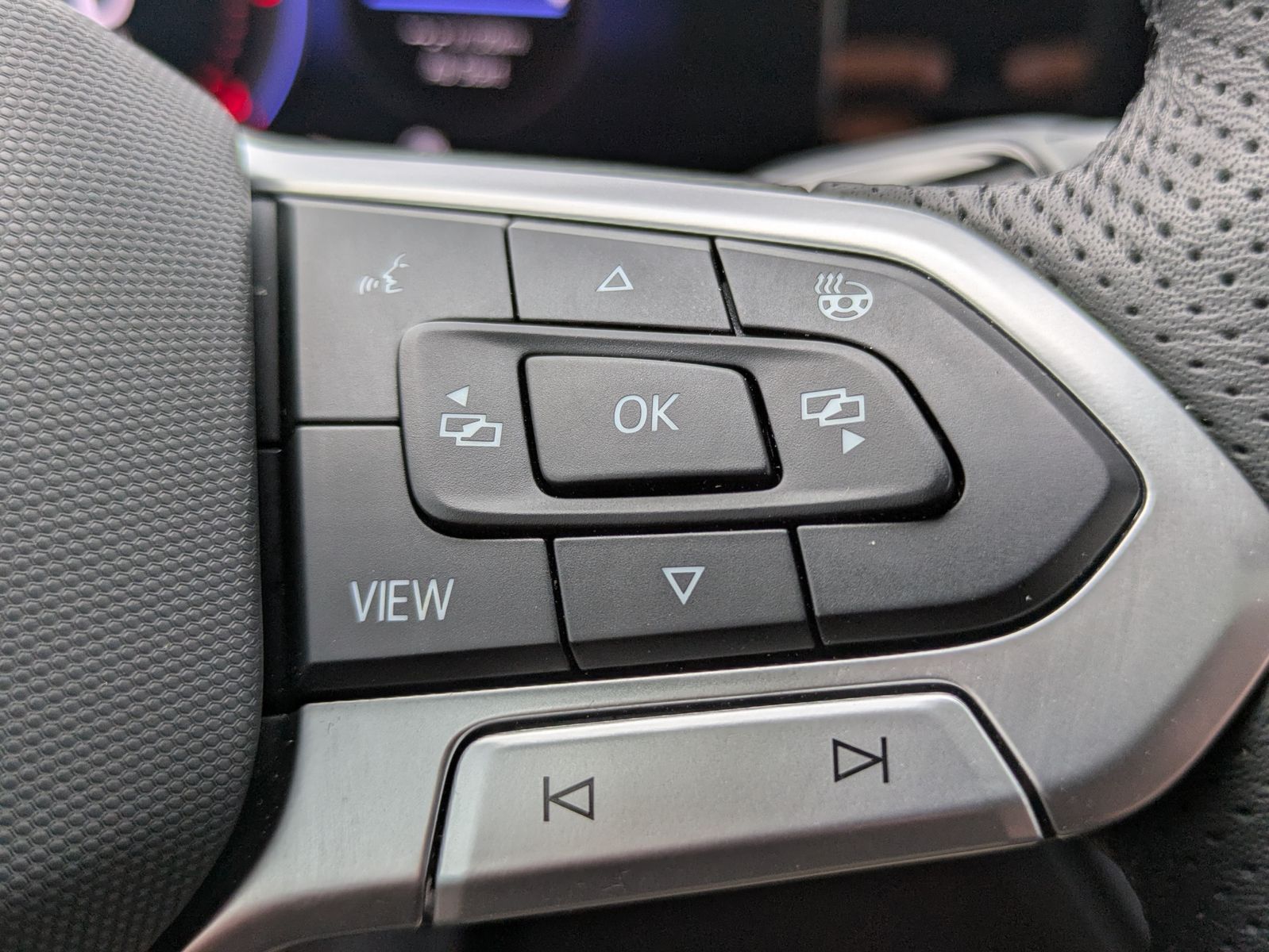 Fahrzeugabbildung Volkswagen Tiguan 2.0 TDI 4M R-Line PANO*H&K*AHK*MATRIX*20"