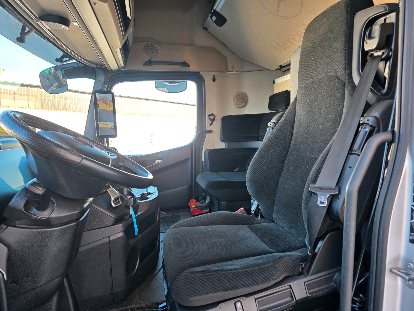 Fahrzeugabbildung Mercedes-Benz Actros 2551 L 6x2 Palfinger PK22002 Funk Solo