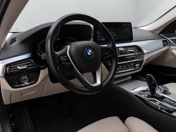 Fahrzeugabbildung BMW 530e Tour HUD Laser Sportsitz Komfortzugang