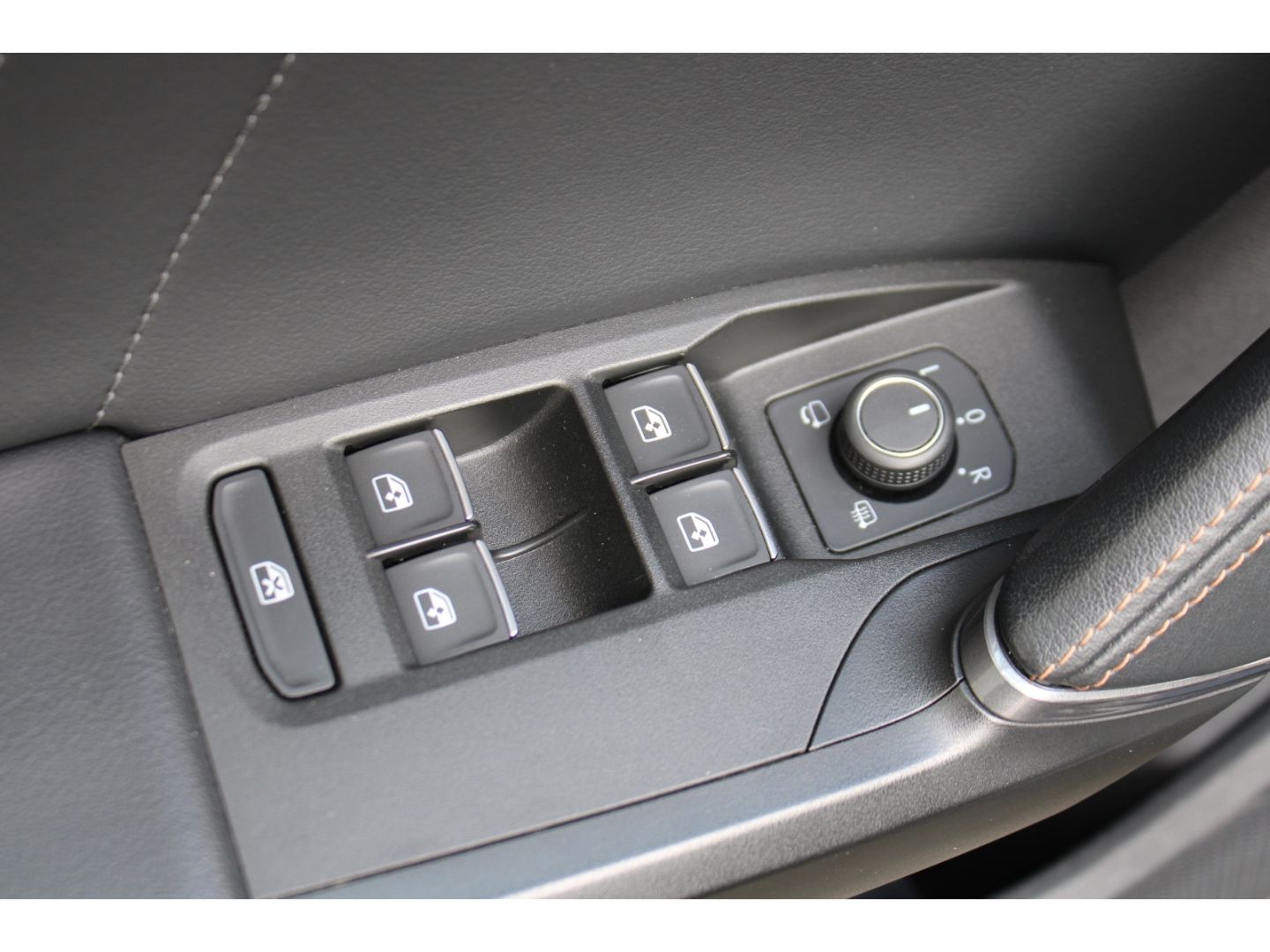 Fahrzeugabbildung CUPRA Leon 2.0 TSI VZ DSG ACC LED Navi PDC RFK SHZg DA