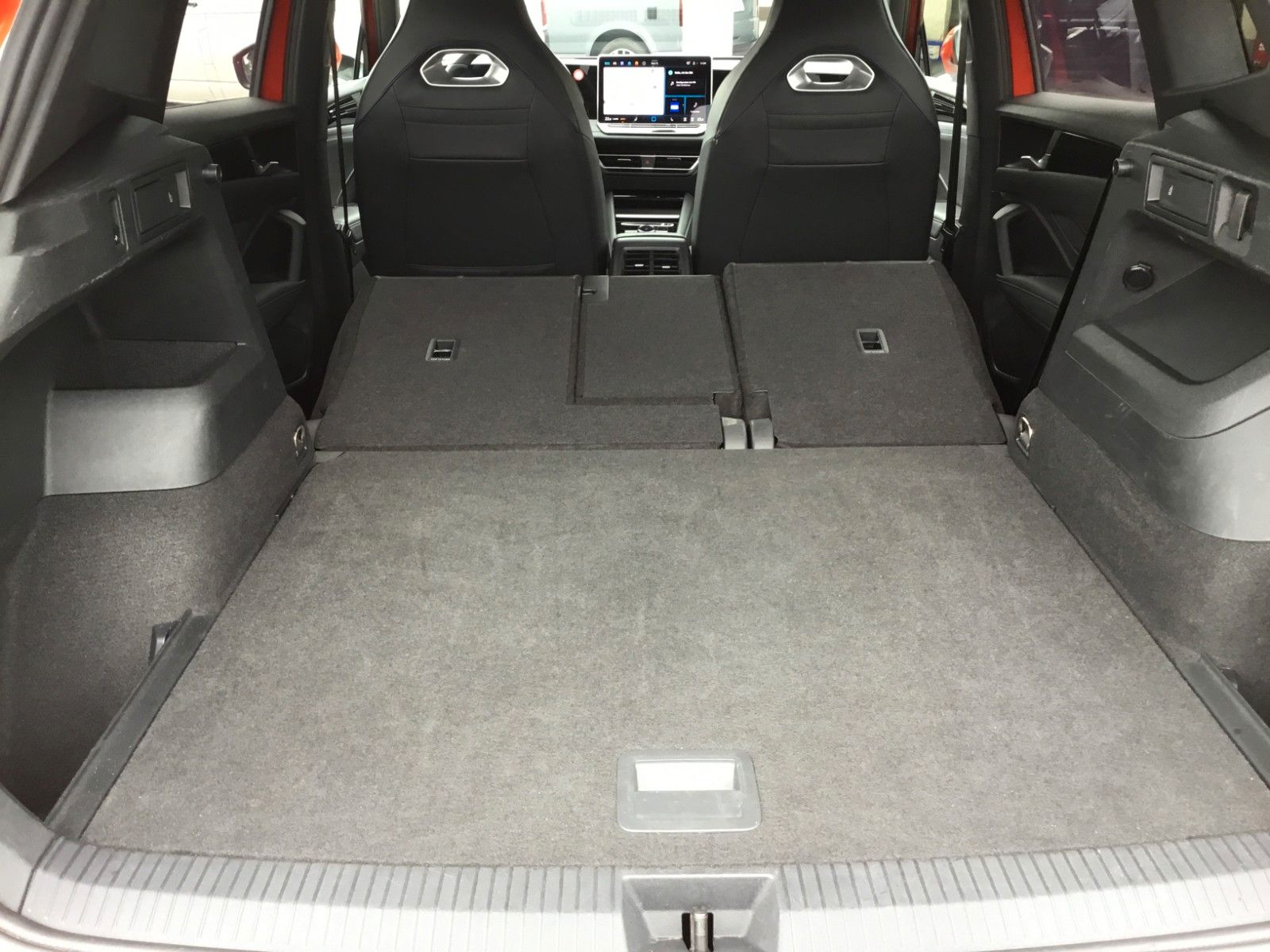 Fahrzeugabbildung Volkswagen Tiguan 2.0 TDI DSG 4M R-Line+AHK+20"+Pano