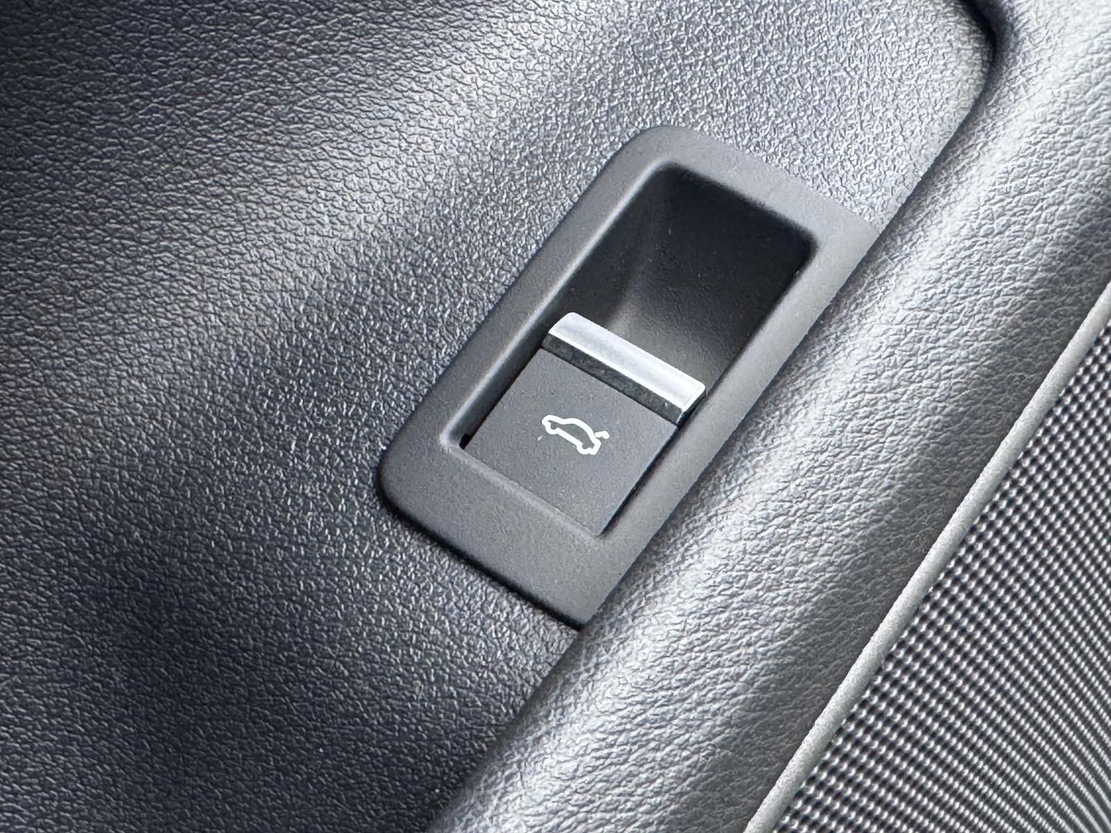 Fahrzeugabbildung Audi 40 TDI S-LINE MATRIX/ACC/KEYL/PANO/VIRTUAL/R-CAM