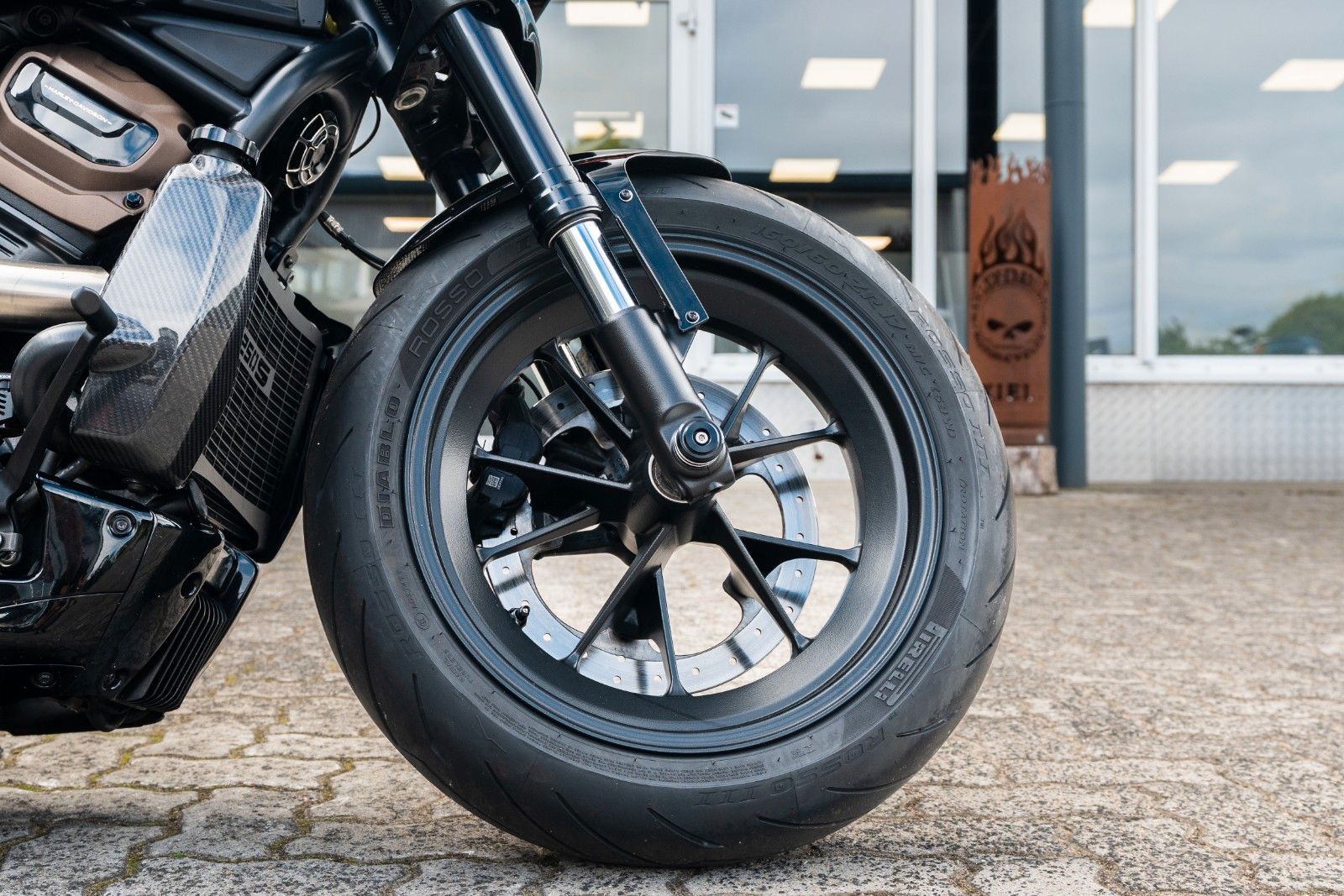 Fahrzeugabbildung Harley-Davidson Sportster S RH1250S - Jekill & Hyde 240er Umbau