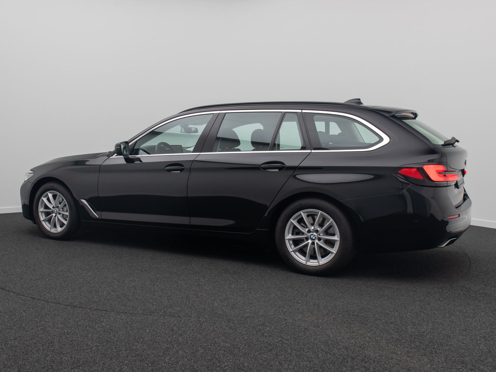 Fahrzeugabbildung BMW 530d Alarm FernlichtAss DAB Kamera 4xKlima WLAN