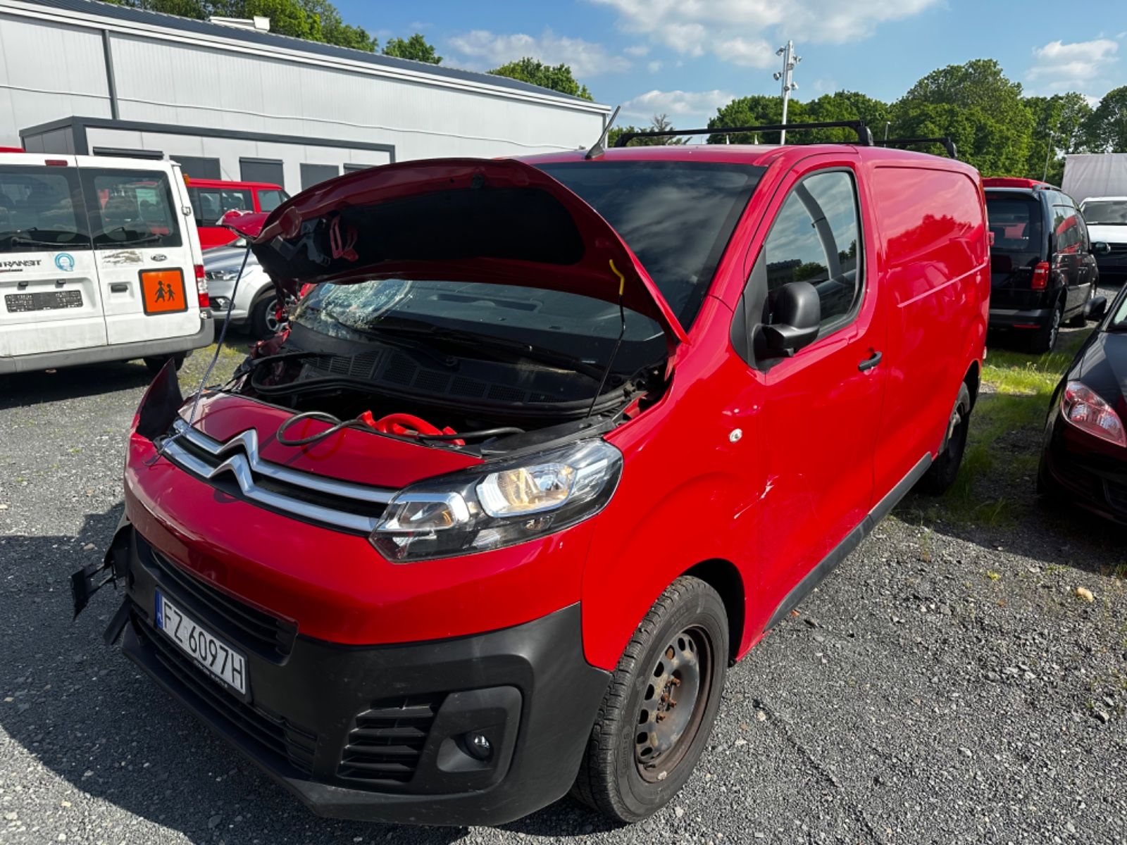 Fahrzeugabbildung Citroën Jumpy Kasten Business Unfall Motor läuft