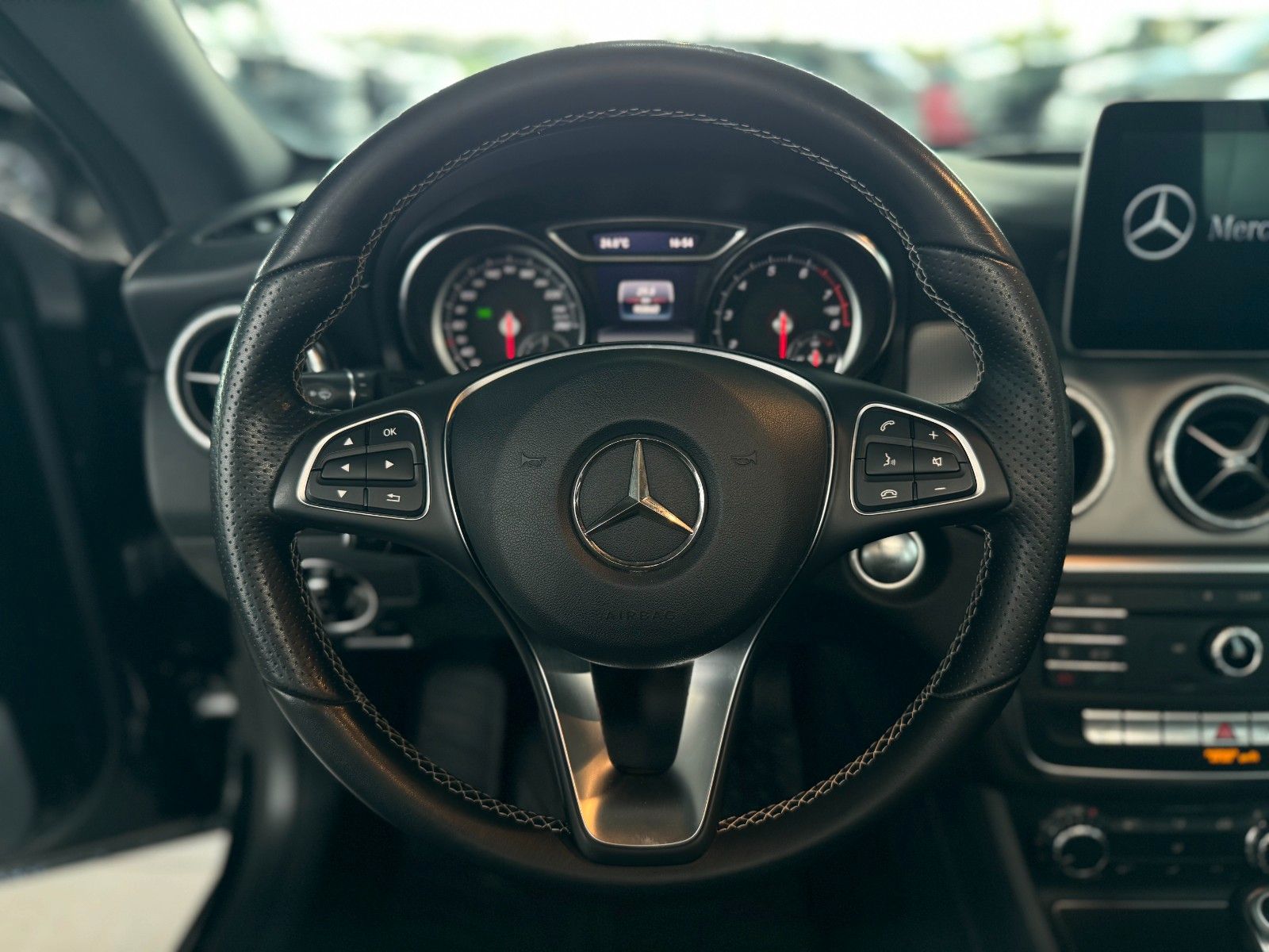 Fahrzeugabbildung Mercedes-Benz CLA 180 Shooting Brake Urban "LED + Business-P."