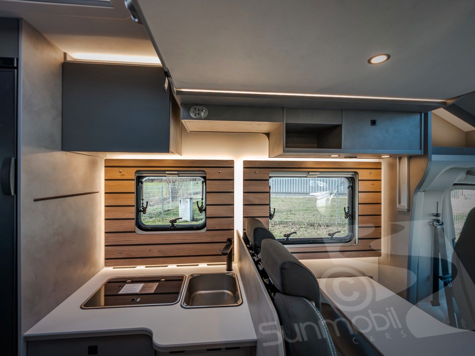 Fahrzeugabbildung Crosscamp EXPDN 7.0 E Peugeot Automatik