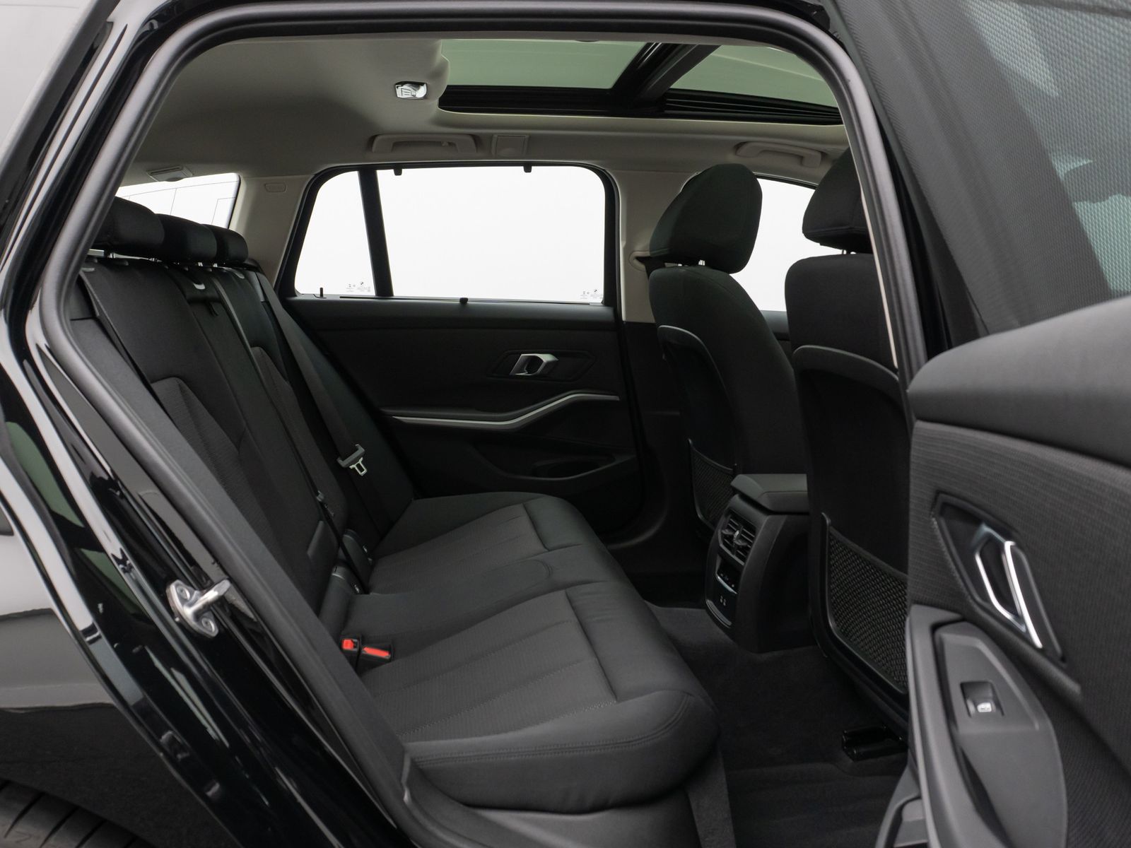Fahrzeugabbildung BMW 330e Panorama Kamera DAB WLAN Lenkrhzg Alarm LED