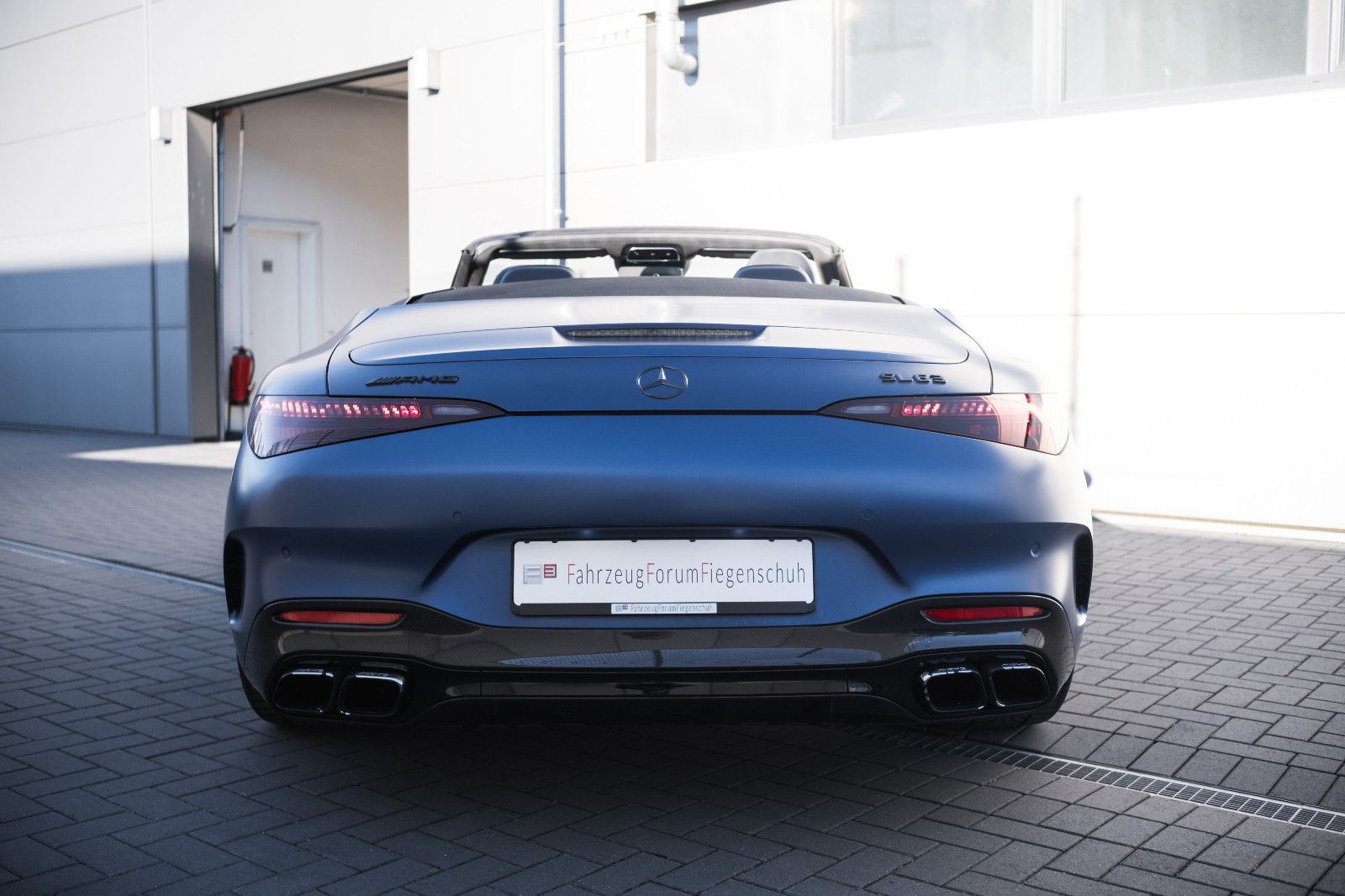 Fahrzeugabbildung Mercedes-Benz SL 63 AMG 4Matic+-Keramik-Burmester High- End