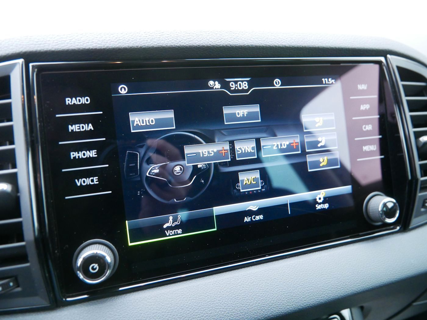 Fahrzeugabbildung SKODA Karoq 1.5 TSI Selection NEU40T DSG ACC SHZ+LHZ