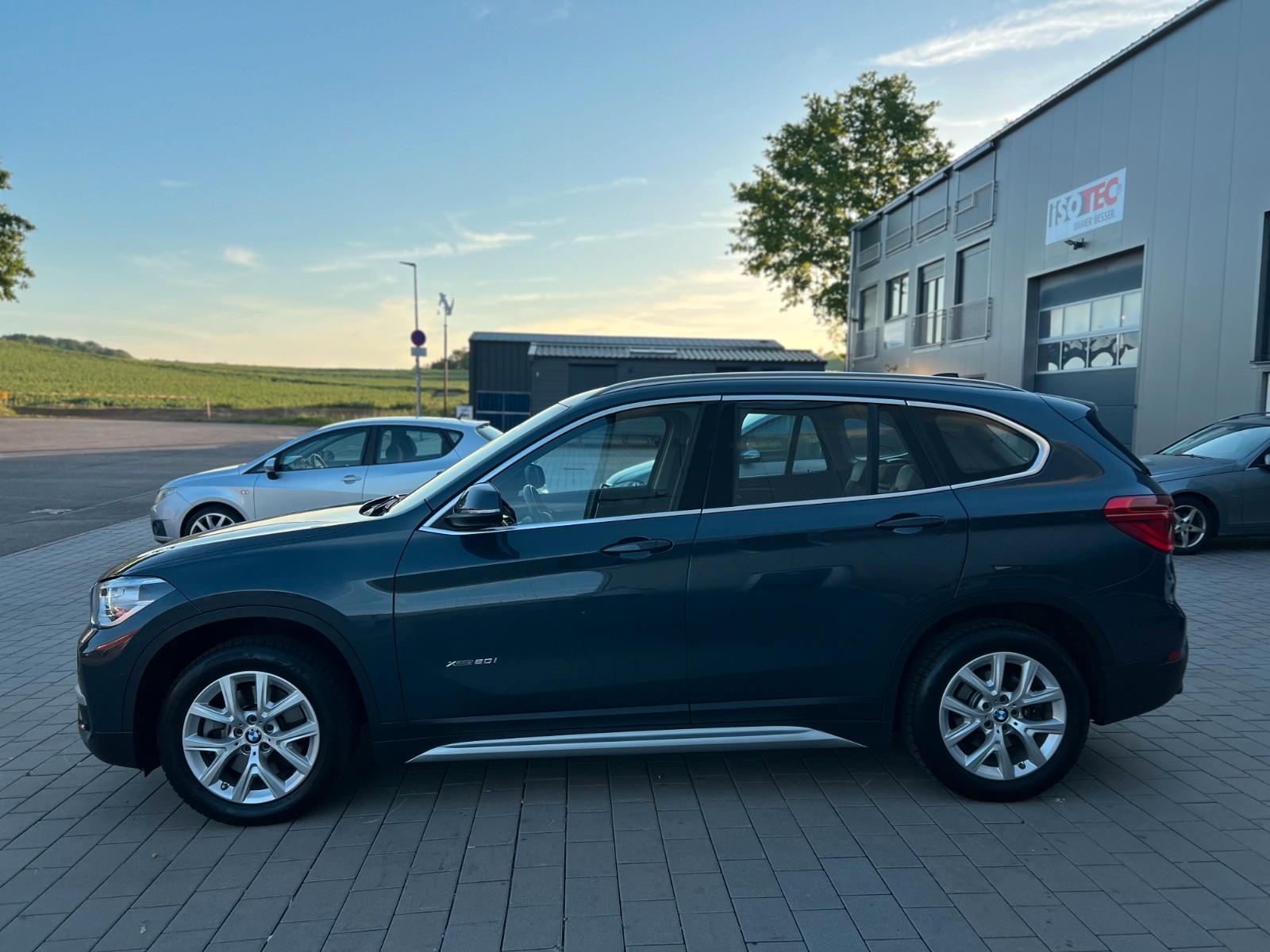 BMW X1 20i xD xLine PANO KAM LED AHK NAV PARK LEDER