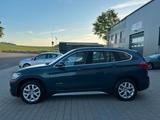 BMW X1 20i xD xLine PANO KAM LED AHK NAV PARK LEDER - BMW X1 xLine mit Benzin-Antrieb