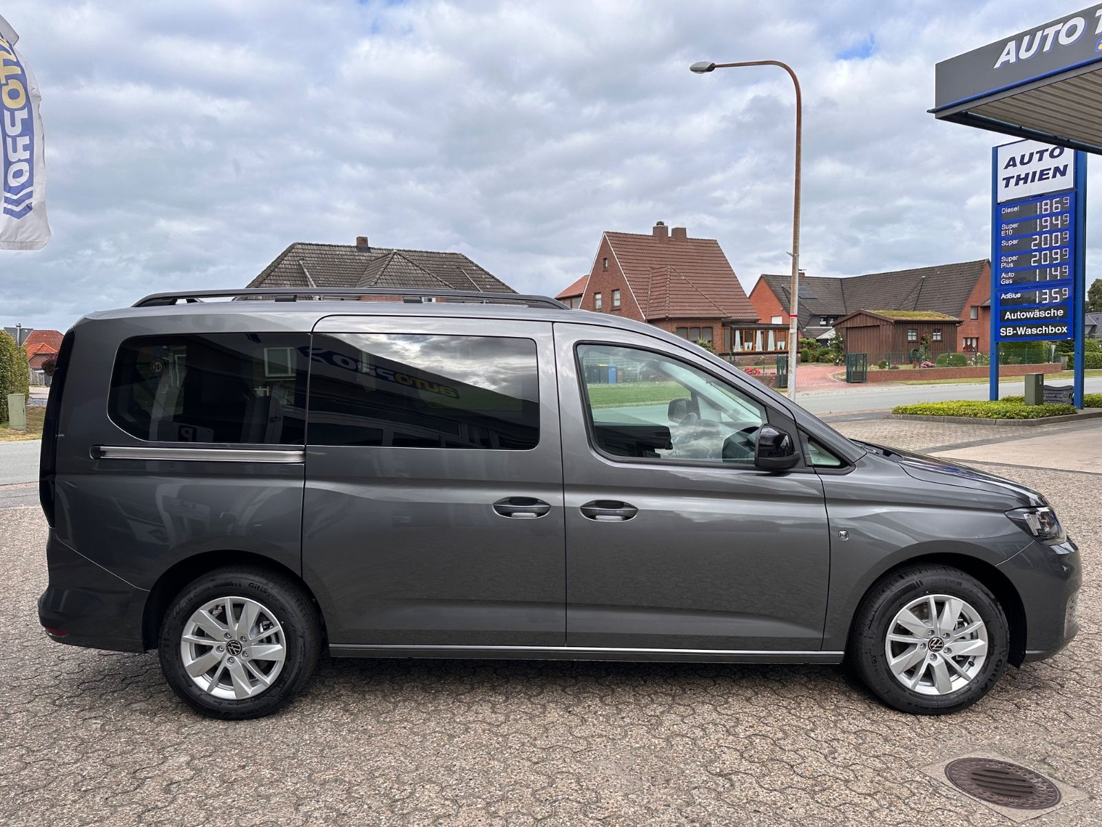 Fahrzeugabbildung Volkswagen Caddy Maxi Kombi 1.5 TSI Life DSG AHK/ACC/APP