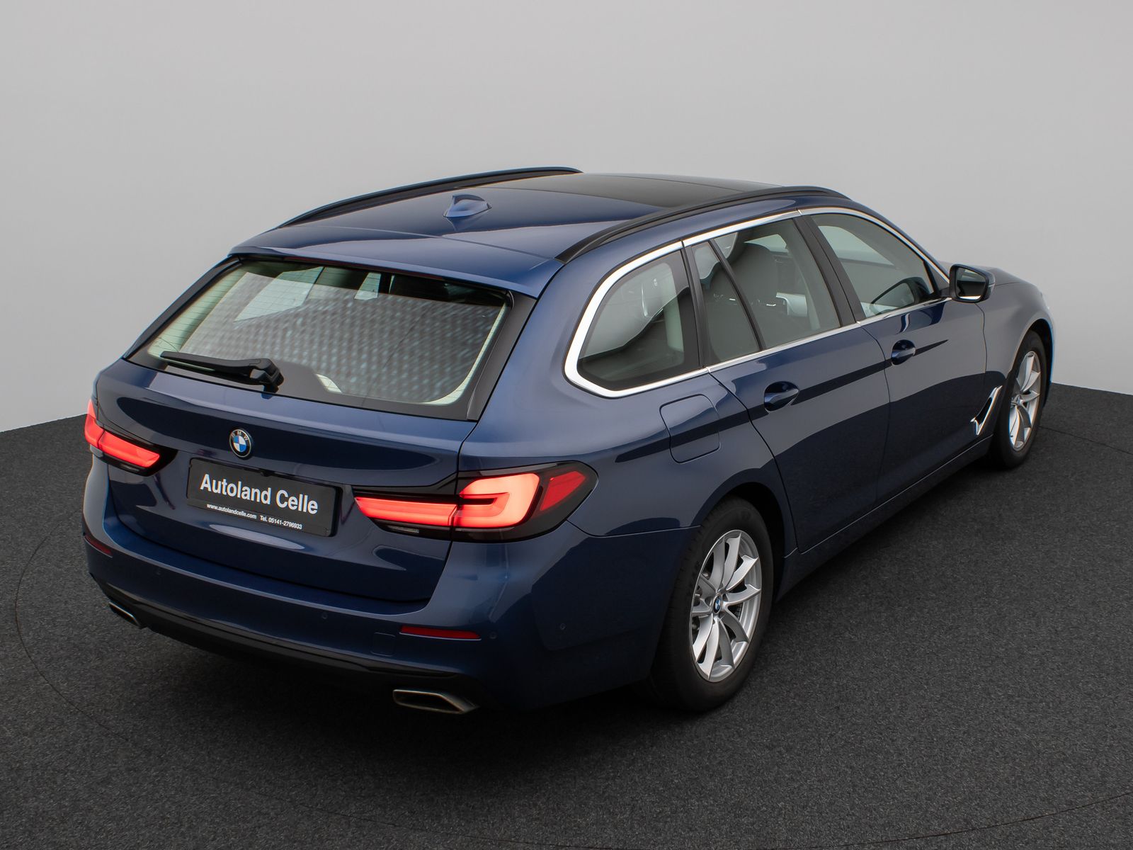 Fahrzeugabbildung BMW 530d Panorama Kamera HUD DAB Alarm AHK Sport