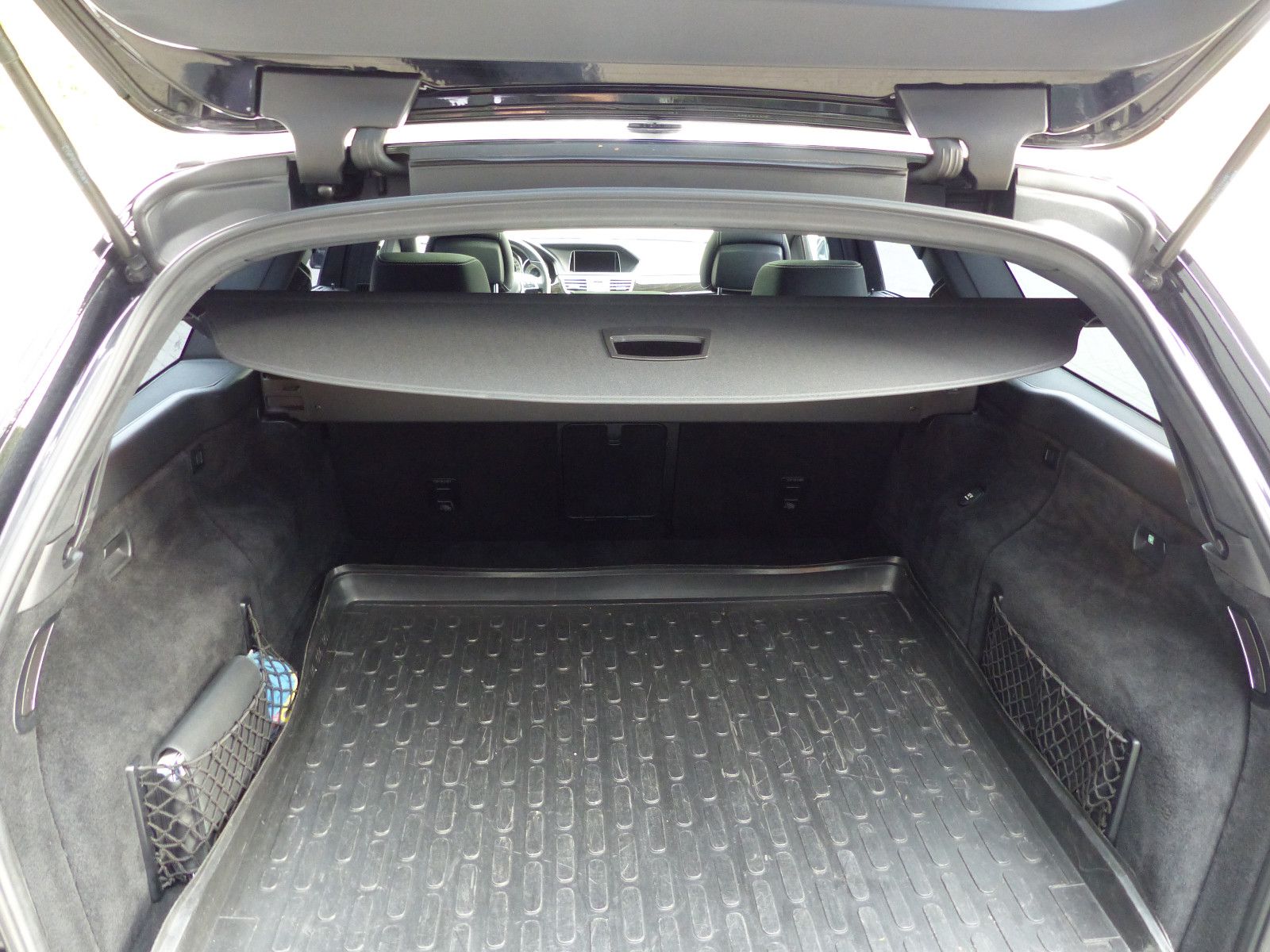 Fahrzeugabbildung Mercedes-Benz E 300 BlueTec T Diesel AMG