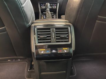Skoda Superb Combi L&K *PANO*ACC*AHK*LEDER*NAVI*BI-XEN