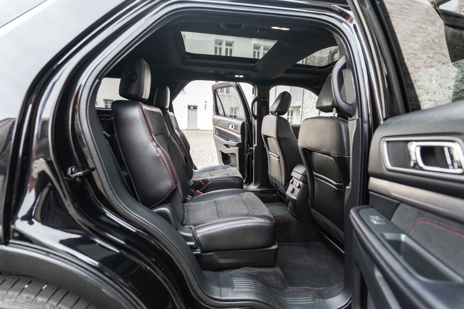 Fahrzeugabbildung Ford Explorer XLT 3,5L 4X4 LPG 6 SITZE KAM NAV