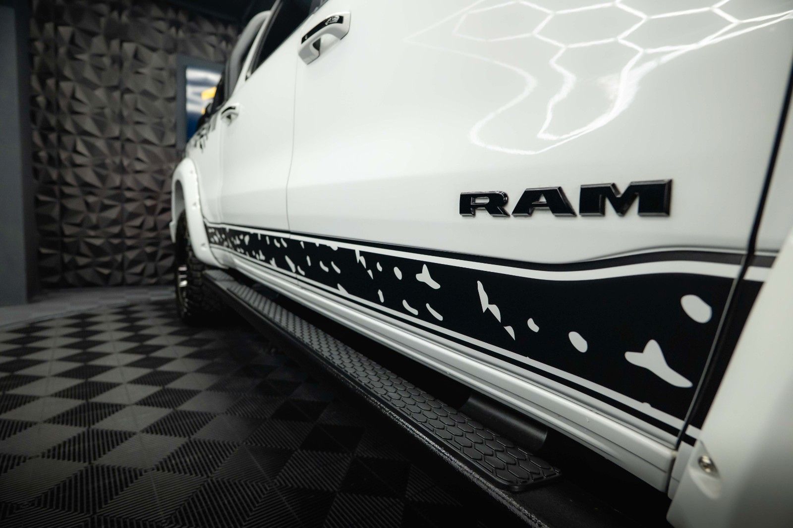 Fahrzeugabbildung Dodge RAM 5.7 V8 HEMI 4x4 OFFROAD Night-Paket *LED*