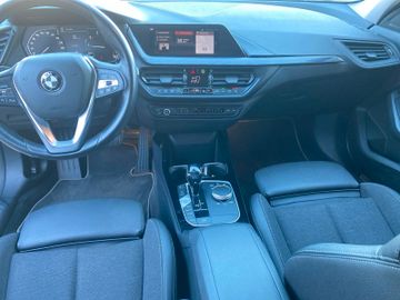 Bild 15 BMW 118 i Lim. Sport Line*AT*CARPLAY*SHZ*LED*NAV*