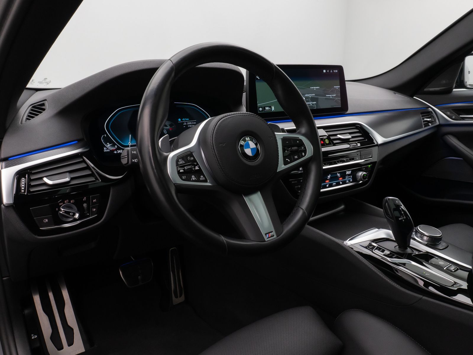 Fahrzeugabbildung BMW 520d xD M Sport Panorama Kamera HUD DAB H/K AHK