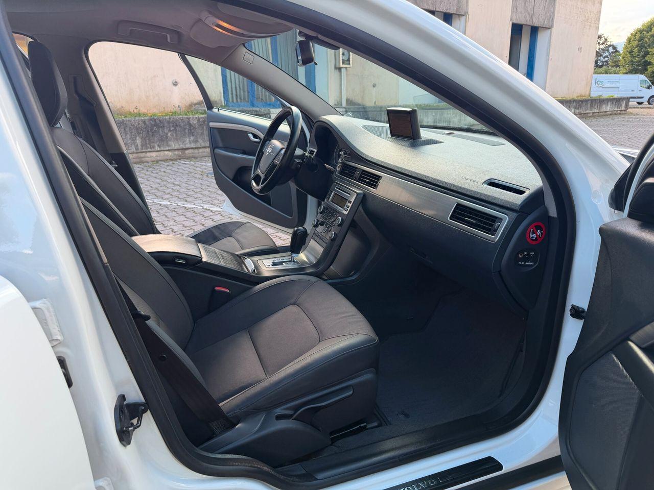 Volvo V70 2010 — photo 14