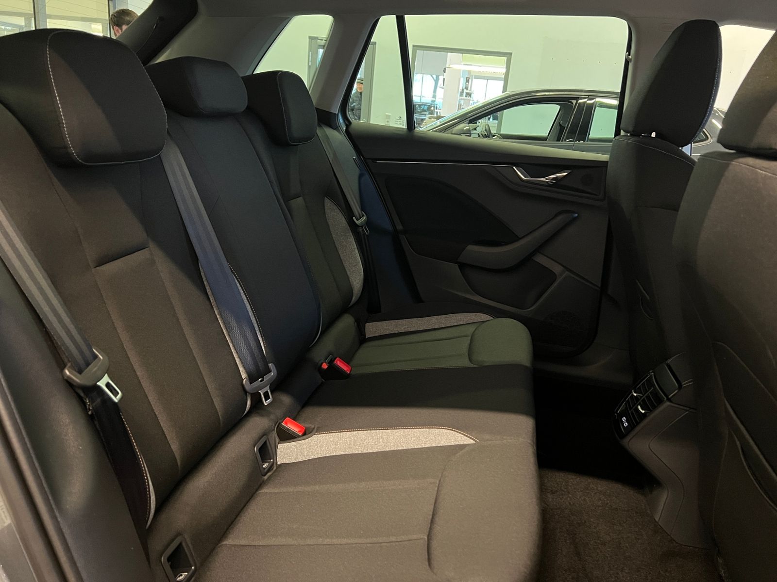 Fahrzeugabbildung SKODA Kamiq DRIVE 1.0 TSI DSG *AHK,Black-Paket*